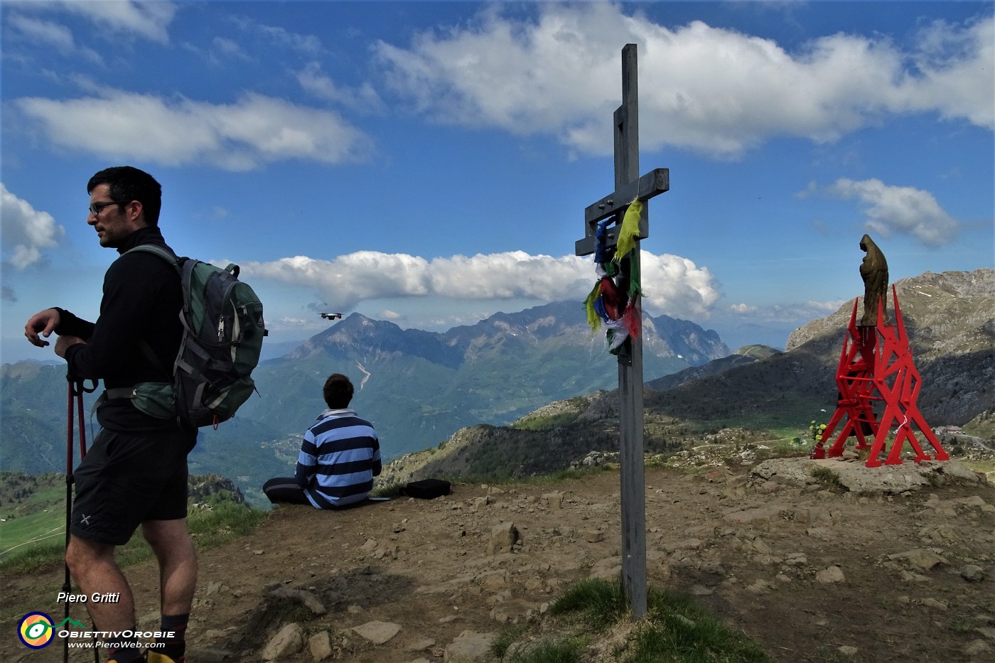 54 Croce e Madonnina di vetta del Sodadura con drone in volo .JPG